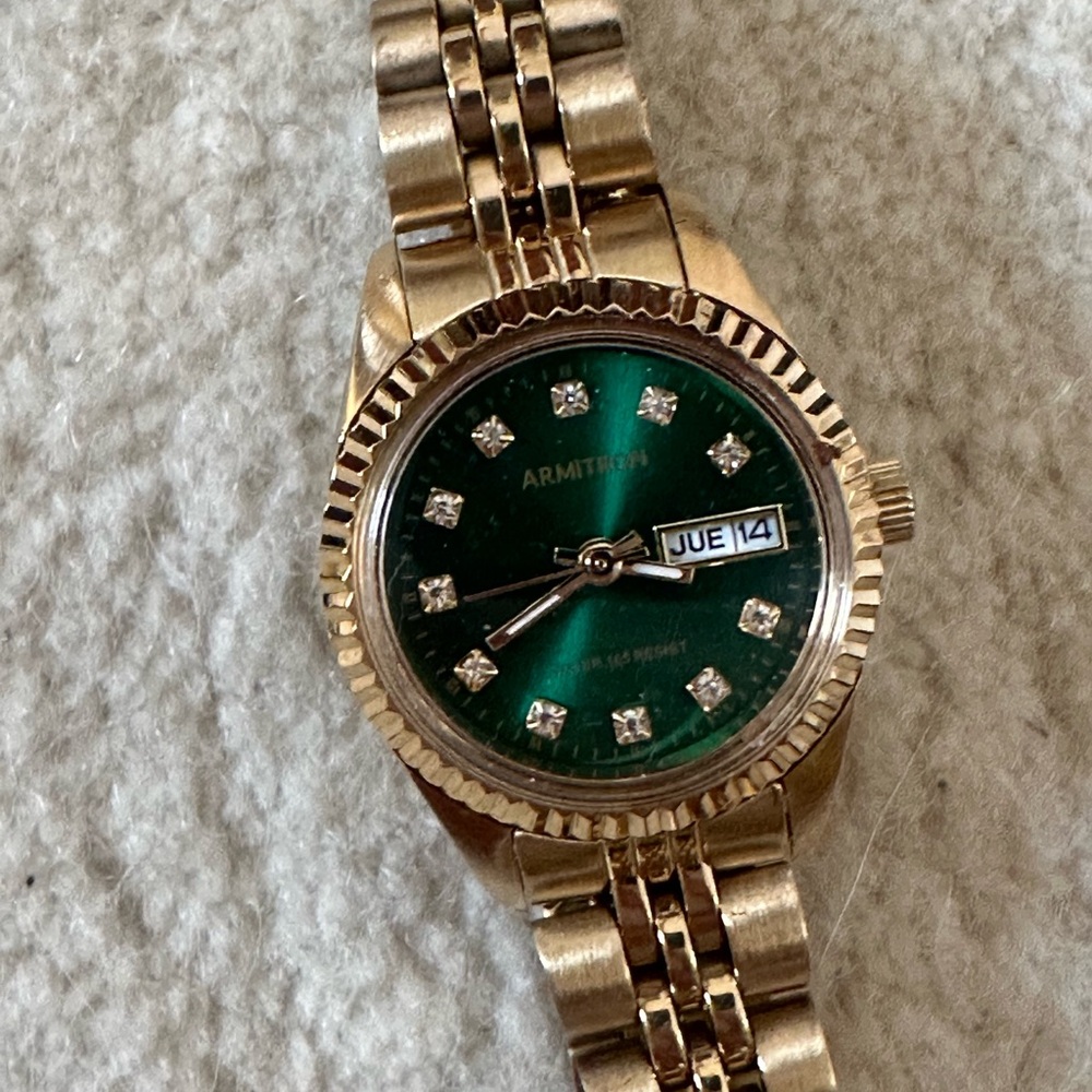 Elegant Gold and Green Women's Watch - Picture 2 of 4